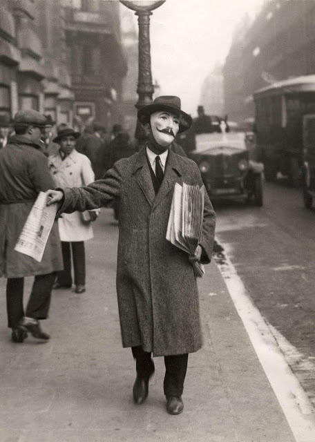 newspaper-seller-paris-1929vintagees1a